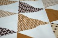 Poszewka bawełniana 50x60 beżowe piramidki 3439