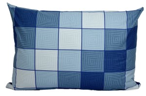 Poszewka bawełniana 50x70 niebieskie piramidy 3046